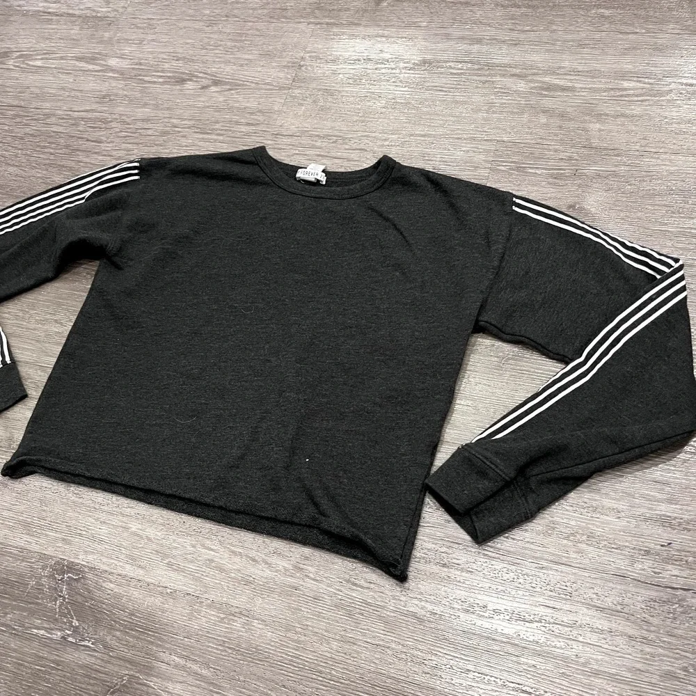 Forever 21‎ Shirt Women's Small Gray Long Sleeve Cropped Casual  Pullover - Picture 2 of 12